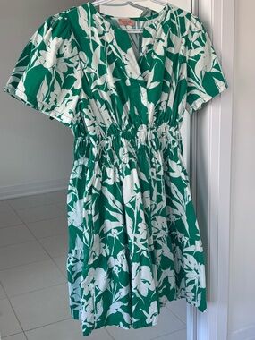 Vianova Short Sleeve Green and White Floral Pattern Dress